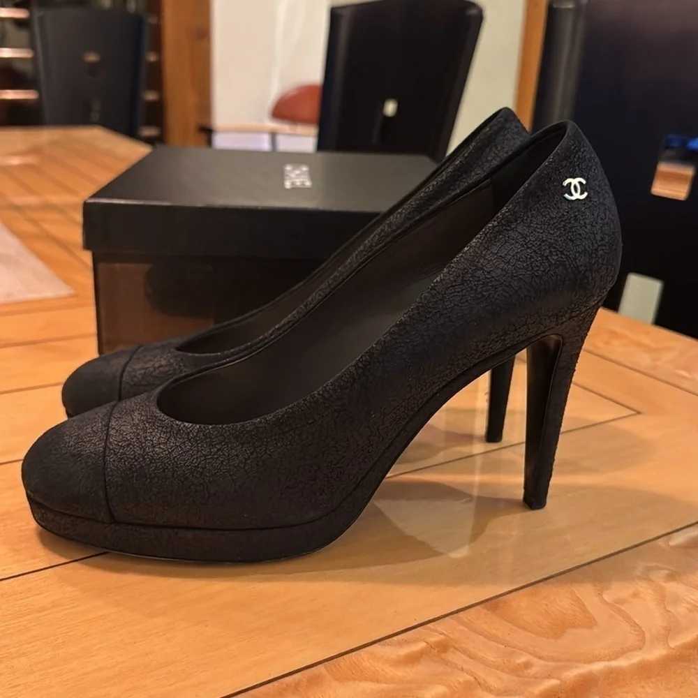 CHANEL CC interlocking black suede leather textured pumps heels sz 41.5 w box